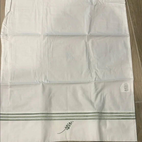 Pottery Barn embroidered Pillowcases new set of 2 + matching flat sheet Queen